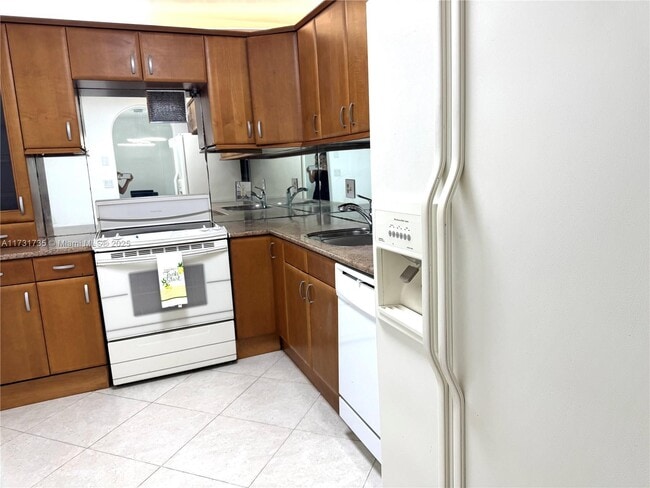 400 Kings Point Dr, Unit 411 in Sunny Isles Beach, FL - Building Photo - Building Photo