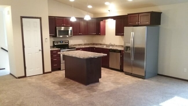 356 Little Rock Ct in Bismarck, ND - Building Photo - Building Photo