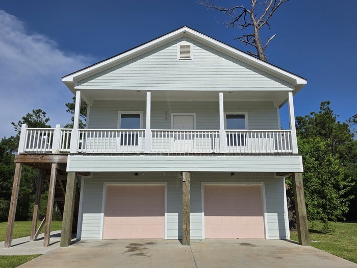 6207 Lacey Oak Dr in Hitchcock, TX - Building Photo
