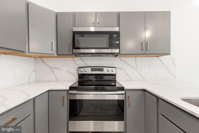 2046 E Lehigh Ave in Philadelphia, PA - Building Photo - Building Photo