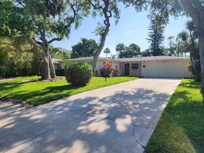 property at 613 Yupon Ave