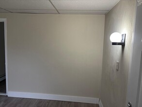6 Holstrom Ct, Unit Apt 2 in Auburn, MA - Building Photo - Building Photo