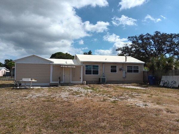 1541 Newark St S in St. Petersburg, FL - Foto de edificio