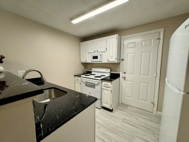 18 Walden Dr, Unit #8 in Natick, MA - Building Photo - Building Photo