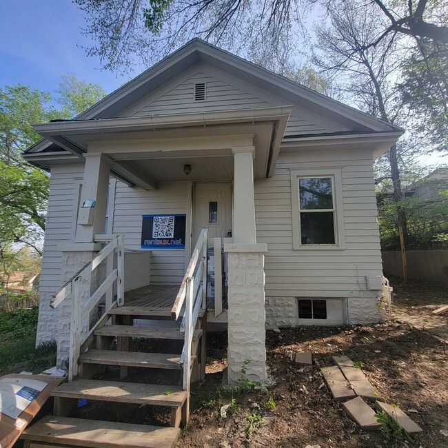 property at 407 W 1st St