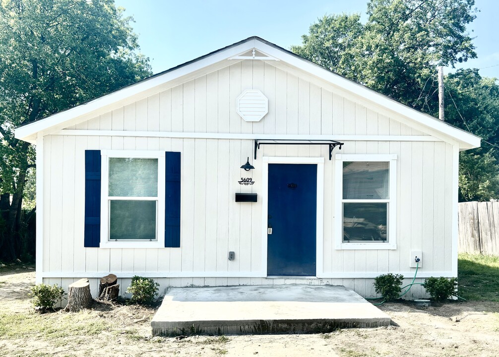 5609 Fernander Dr in Fort Worth, TX - Building Photo