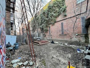 3BR 1BA Massive Backyard w/ Performance Stage in Brooklyn, NY - Foto de edificio - Building Photo