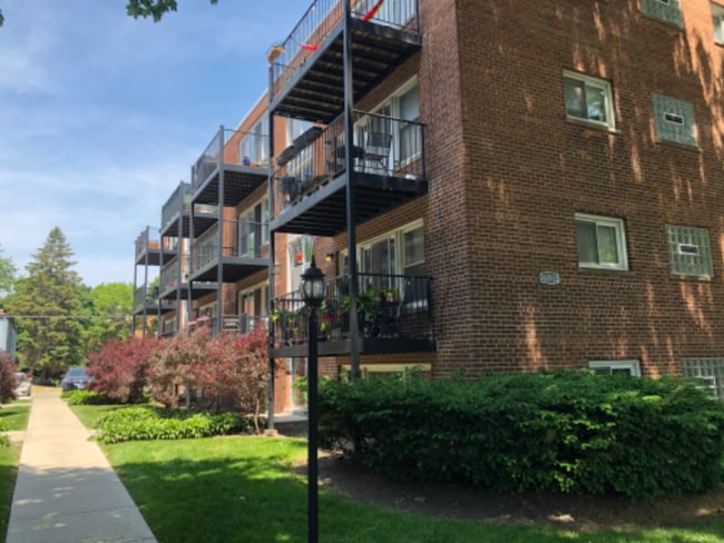 property at 2620 W Catalpa Ave