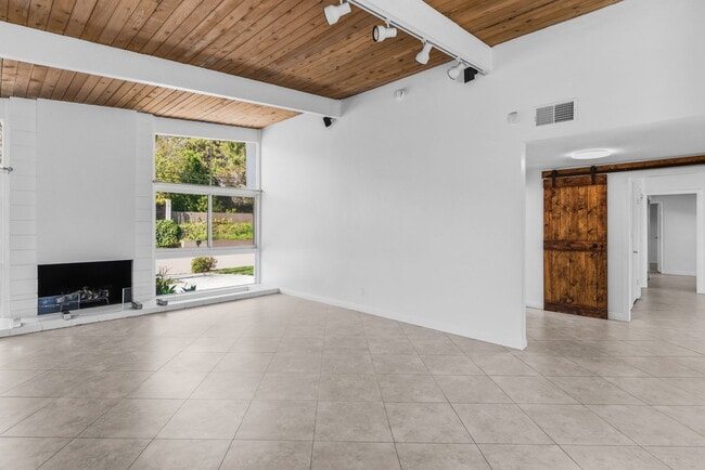 8335 Sugarman Dr in La Jolla, CA - Foto de edificio - Building Photo