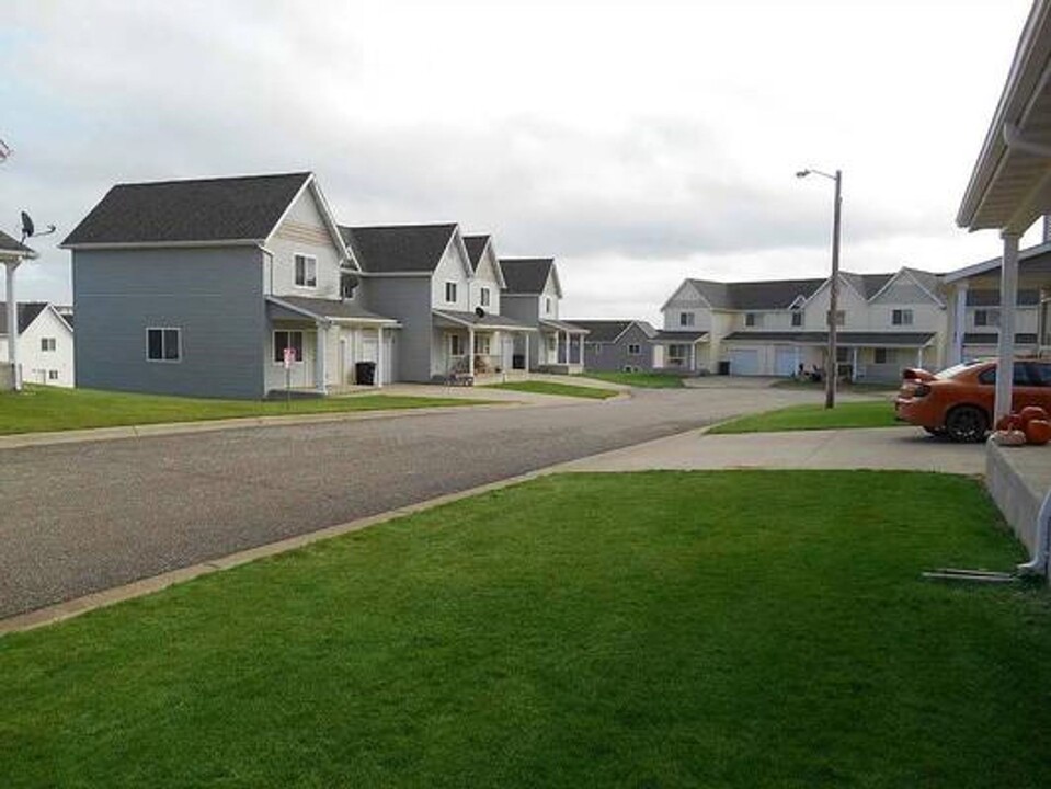 2397 Sparrow Dr in Dickinson, ND - Building Photo