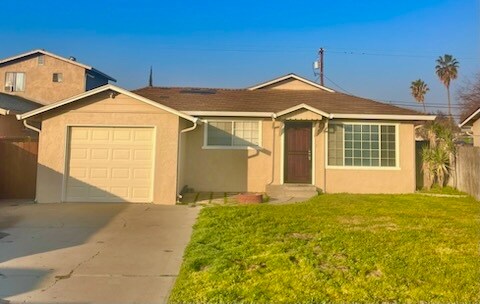 15167 7th St in Lathrop, CA - Foto de edificio