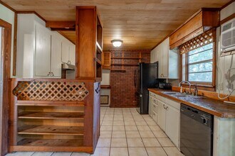 2004 W Berry St in Fayetteville, AR - Building Photo - Building Photo