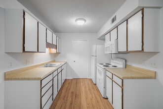 Four Oaks Apartments in Florence, SC - Foto de edificio - Interior Photo