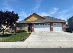 525 S Glenmoor Dr in Moses Lake, WA - Building Photo