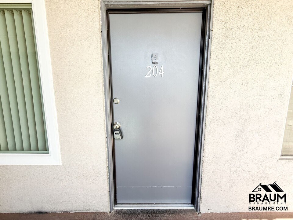6041 Whitsett Ave in Los Angeles, CA - Building Photo