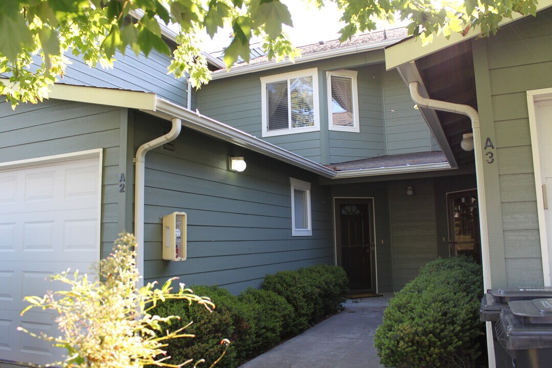 915 SW Kimball Dr in Oak Harbor, WA - Building Photo