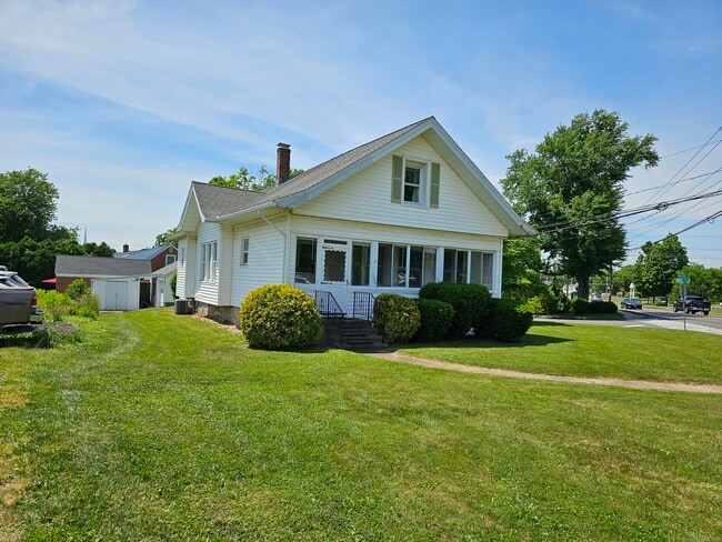 328 New London Turnpike in Glastonbury, CT - Building Photo - Building Photo