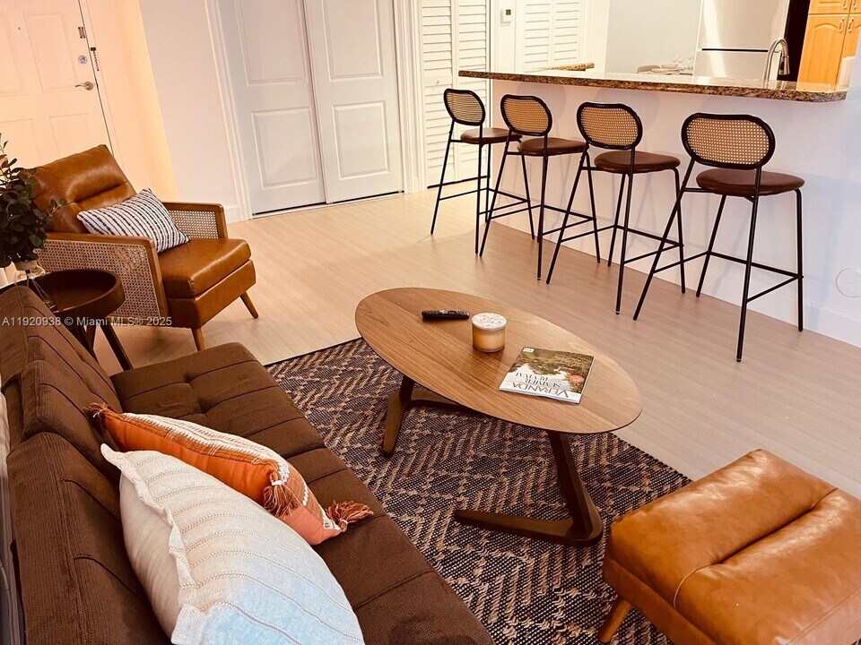 120 Douglas Rd in Coral Gables, FL - Building Photo