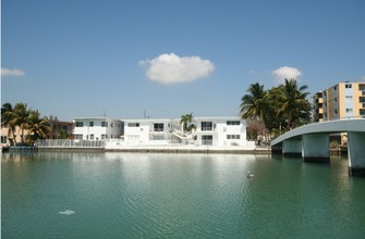 8035-8045 Crespi Blvd in Miami Beach, FL - Foto de edificio - Building Photo