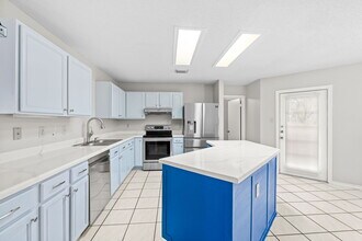 2312 Newoak Park in San Antonio, TX - Foto de edificio - Building Photo