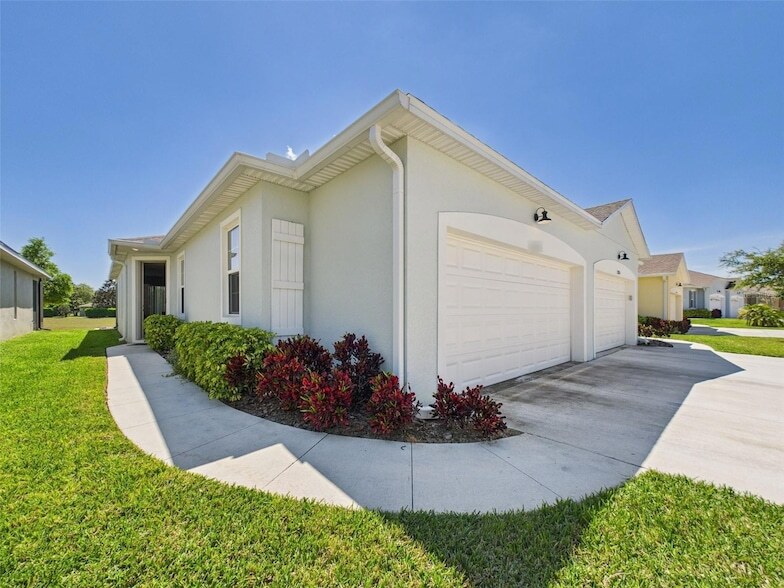 27038 White Plains Way, Unit 1230 in Leesburg, FL - Building Photo