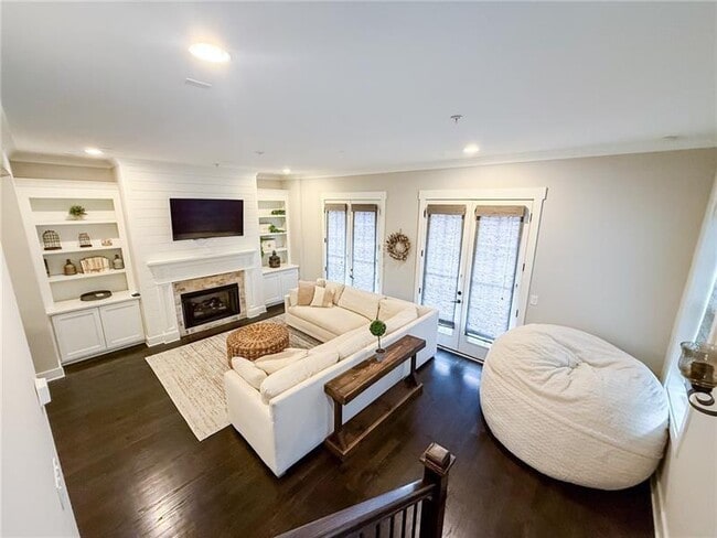 property at 984 Memorial Walk SE