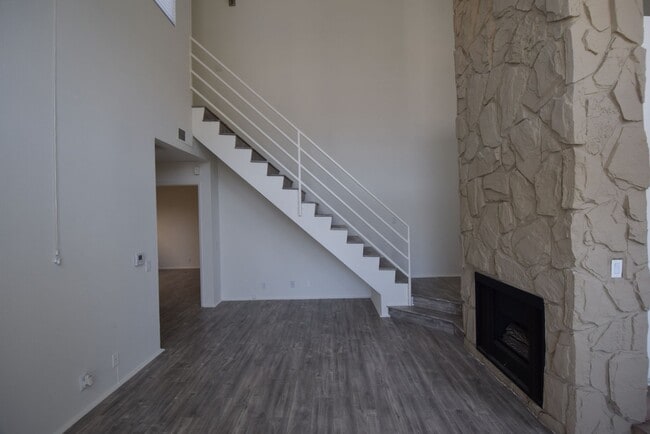 11315 Moorpark St, Unit 204 in Los Angeles, CA - Foto de edificio - Building Photo