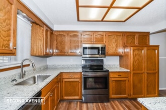 716 SE Shamrock Ln in Blue Springs, MO - Building Photo - Building Photo