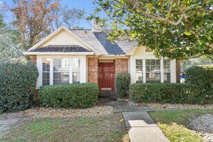 110 Parkwood Dr in Niceville, FL - Building Photo
