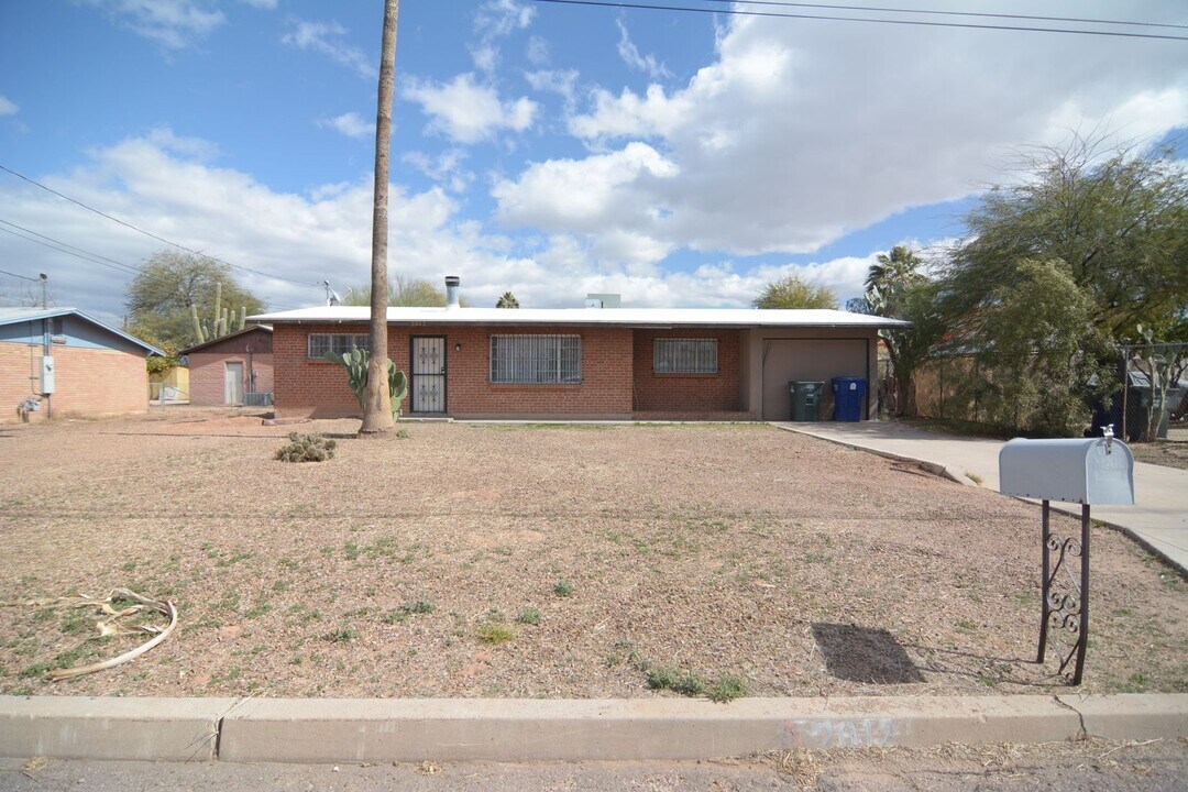 2012 N Cloverland Ave in Tucson, AZ - Building Photo