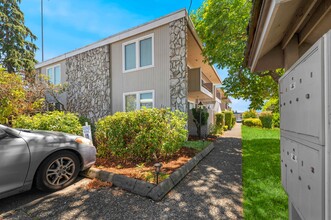 Sunwest Apartments in Seattle, WA - Building Photo - Building Photo