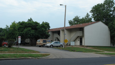 Village Green in Peoria, IL - Building Photo - Building Photo