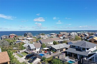 181 Wilmot Rd in Ocean Beach, NY - Foto de edificio - Building Photo