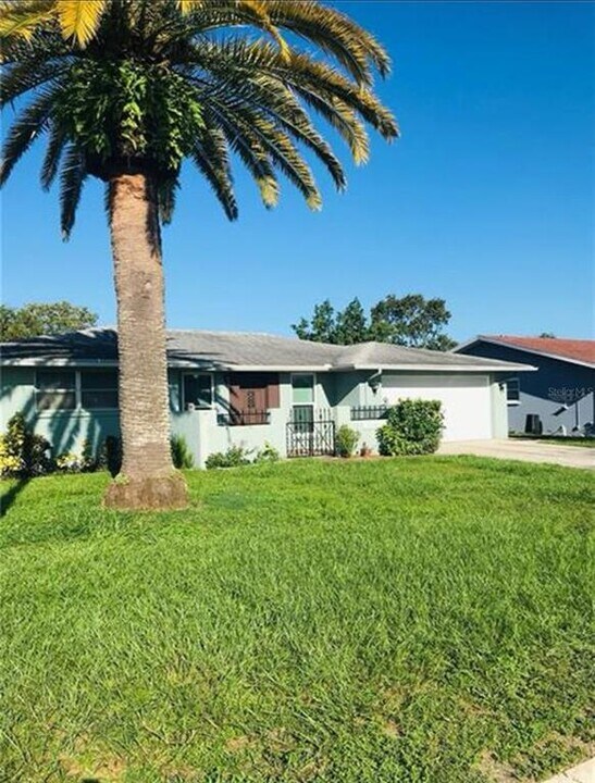 10327 Oleander Dr in Port Richey, FL - Building Photo