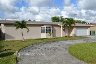 8469 Windsor Dr in Miramar, FL - Building Photo