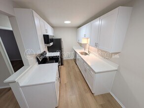 1660 Cedarwood Dr in Westlake, OH - Building Photo - Building Photo