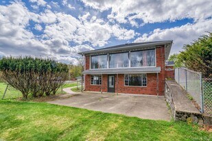 353 Candlestick Hill Rd in Newburgh, NY - Building Photo