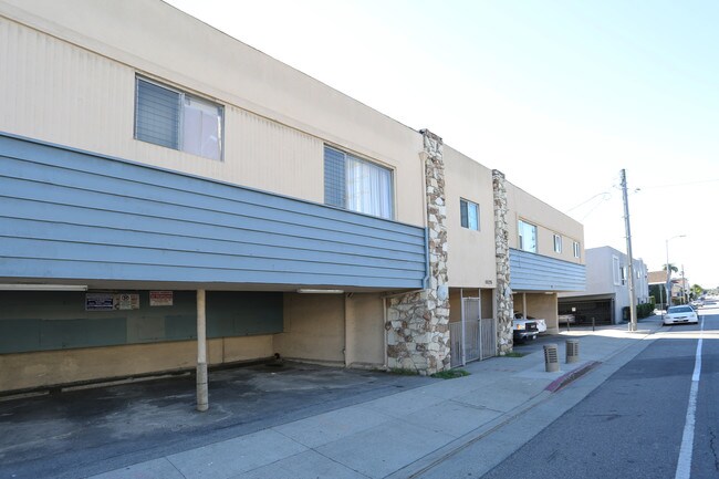 10026 Palms Blvd., in Los Angeles, CA - Foto de edificio - Building Photo