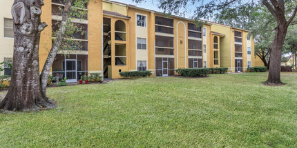 Images Condominiums in Kissimmee, FL - Building Photo - Building Photo