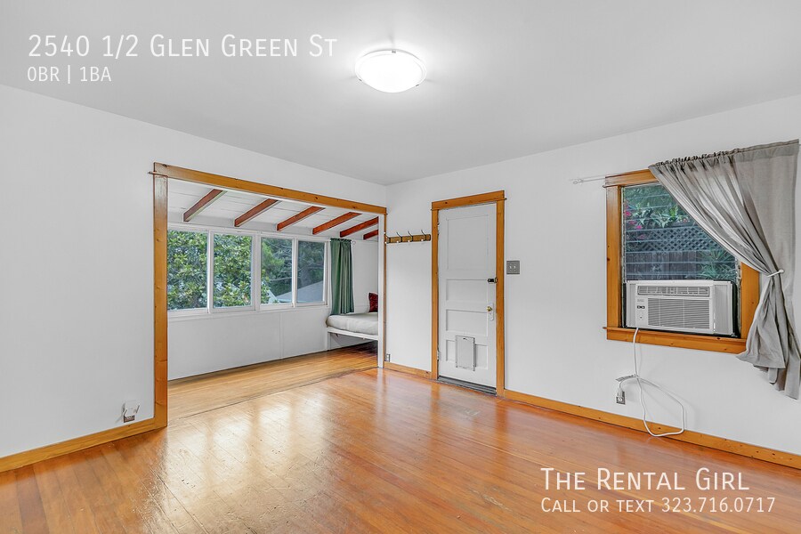 2540 1/2 Glen Green St in Los Angeles, CA - Building Photo