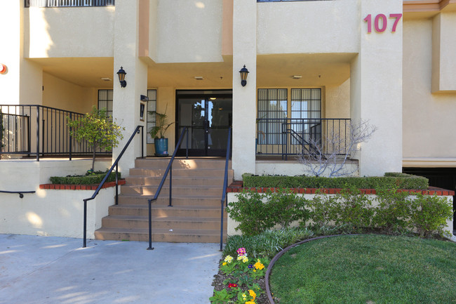 Holliston Apartments - Pasadena, CA in Pasadena, CA - Foto de edificio - Building Photo