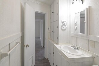 301 S 3rd St in Winnie, TX - Foto de edificio - Building Photo