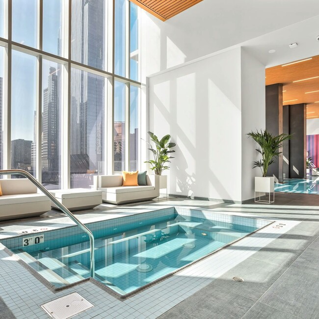 353 W Wolf Point Plaza in Chicago, IL - Building Photo - Building Photo