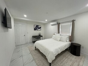 4200 NW 11th Ct in Miami, FL - Building Photo - Building Photo