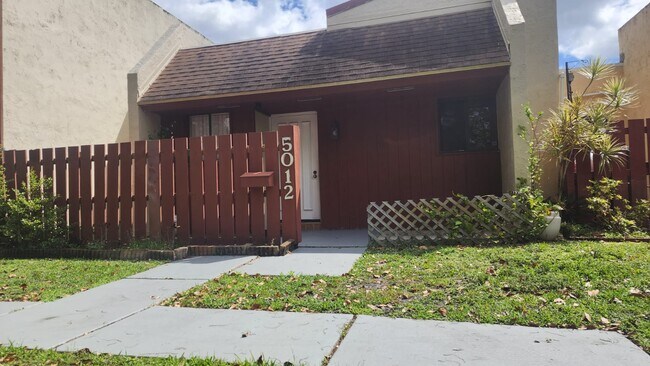 5012 SW 40th Ave in Dania, FL - Building Photo - Building Photo