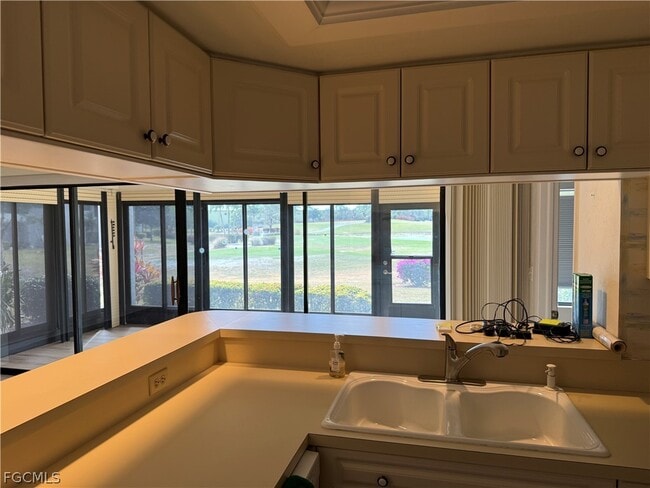 5870 Trailwinds Dr in Ft. Myers, FL - Building Photo - Building Photo