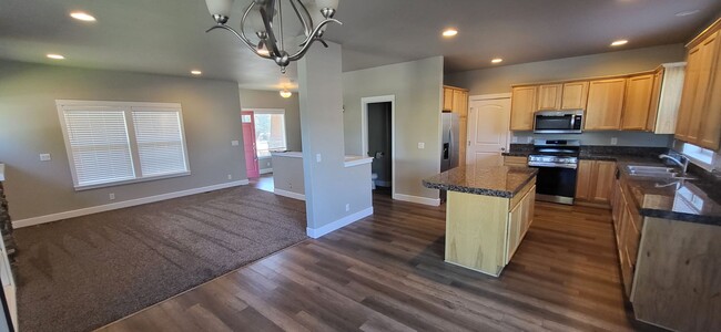 1365 NW 16th Ct in Redmond, OR - Building Photo - Building Photo