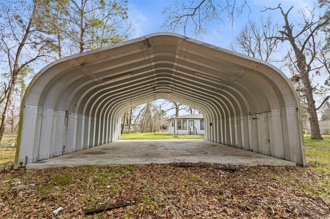 property at 16643 Lake Cir