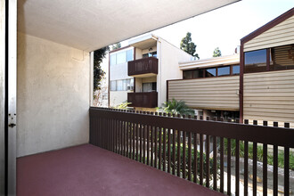 6000 Canterbury Dr, Unit M122 in Culver City, CA - Building Photo - Building Photo