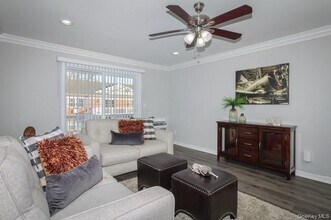 70 Middleton Rd in Bohemia, NY - Foto de edificio - Building Photo